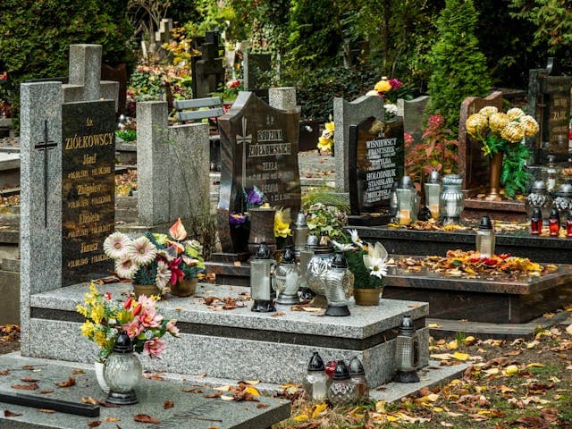 Tradycje Wszystkich Świętych – znicze i kwiaty na grobach bliskich