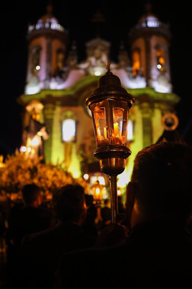Procesja Bożego Ciała w Polsce z Najświętszym Sakramentem niesionym ulicami miasta